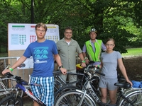 Voorzitter Windelen op de fiets, vergezeld van zijn kinderen